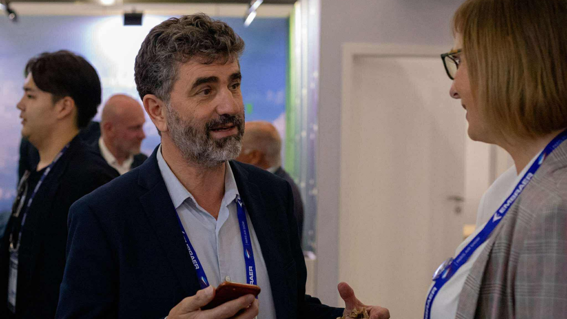 Linsay Leroy au micro de Lionel Gatto au Salon de l'Aéronautique et de l'Espace 2025 du Bourget.